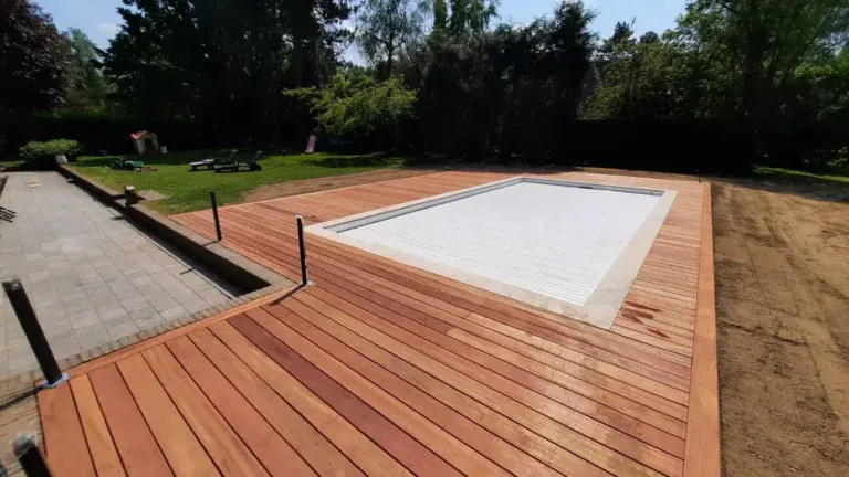Terrasse en bois dessinée autour d’une piscine