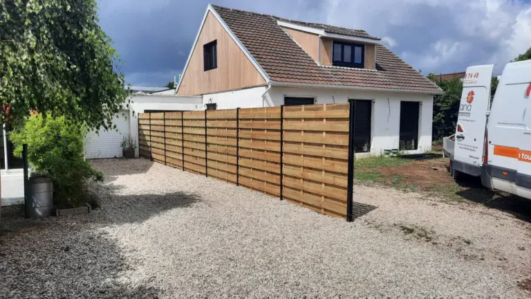 Clôture en bois à lignes horizontales avec structure métallique