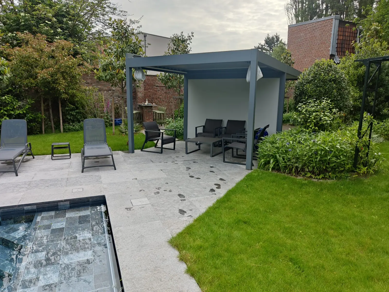 Terrasse dallée avec pergola et piscine