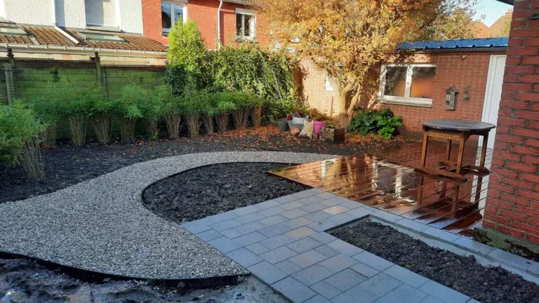 Aménagement paysager aux courbes minérales et terrasse en bois