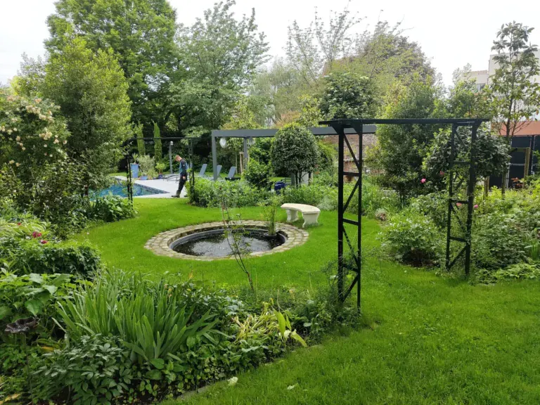 Jardin paysager avec bassin, pelouse et structures végétalisées