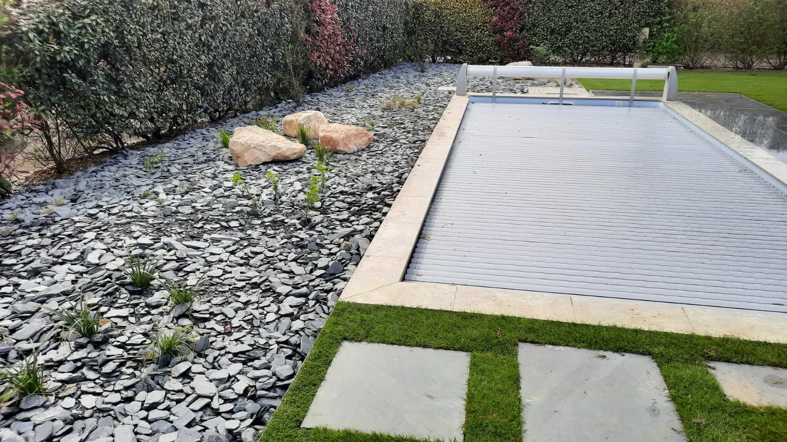 Plantations et paillage minéral en bord de piscine