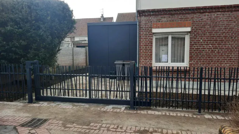 Portail métallique sur mesure devant une maison