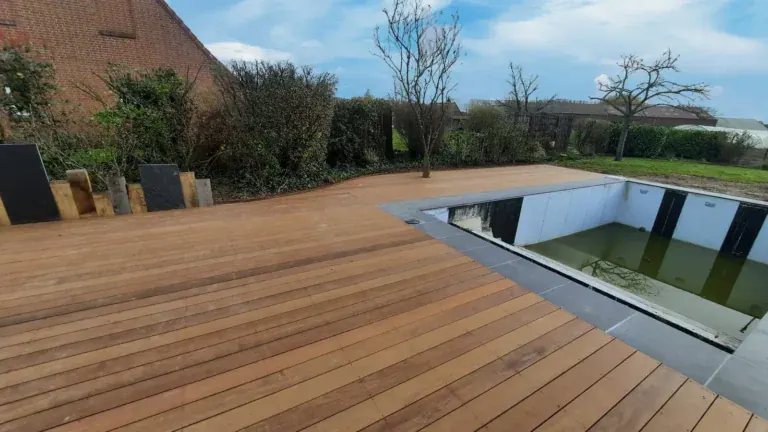 Terrasse en bois au bord d’un bassin contemporain