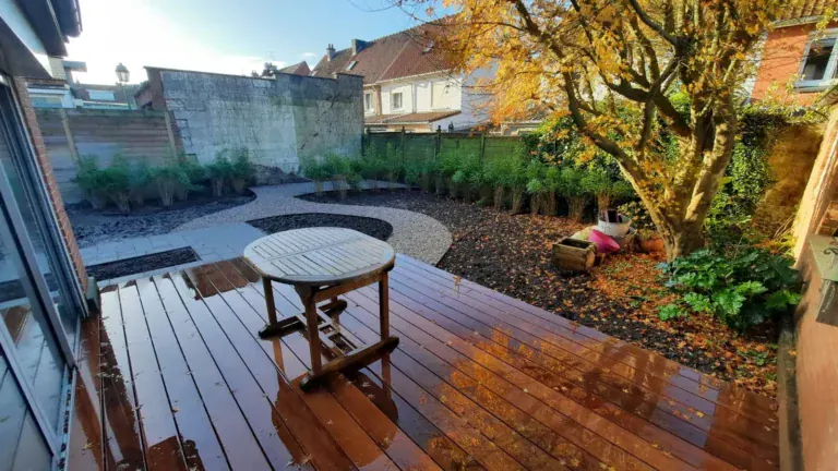 Terrasse en bois ouverte sur un jardin aux lignes courbes