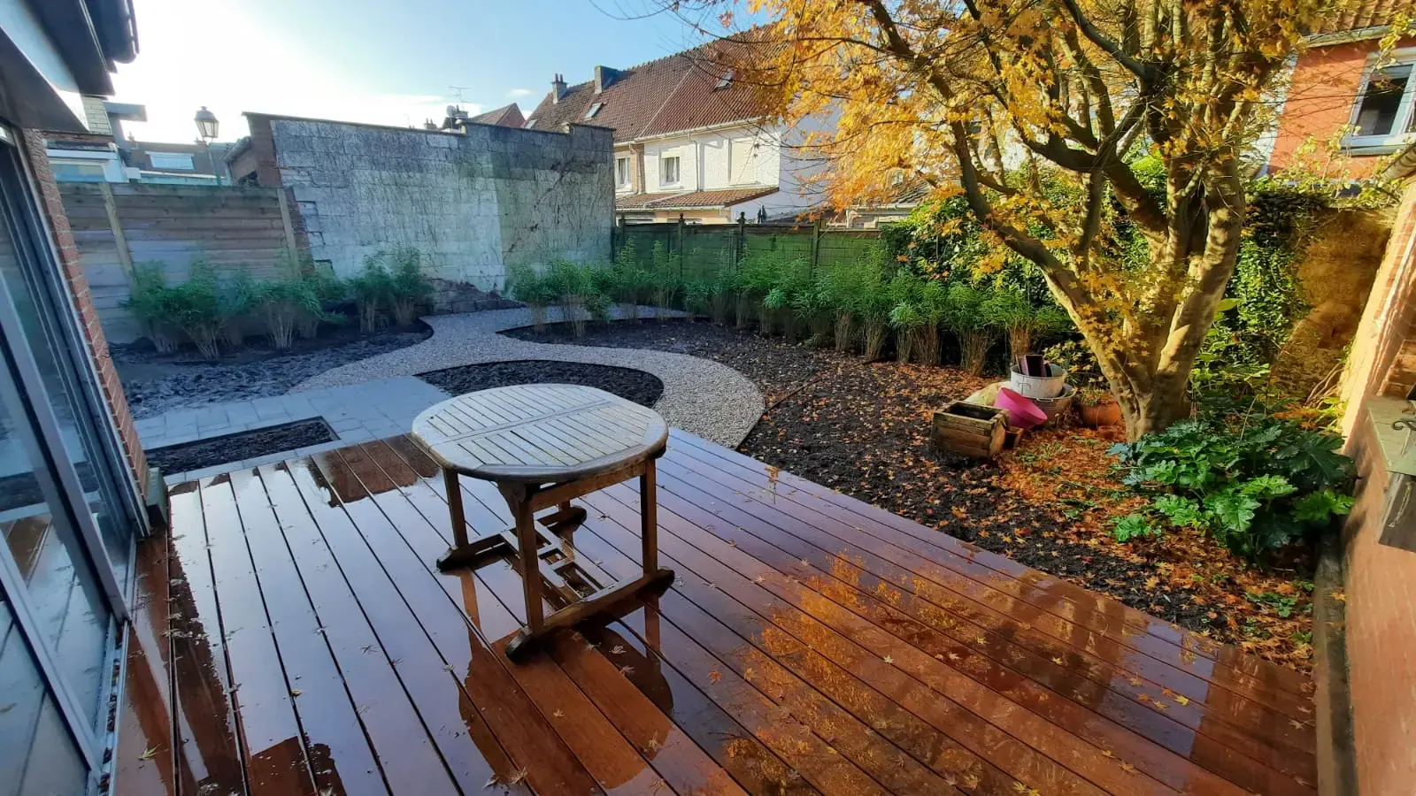 Terrasse en bois ouverte sur un jardin aux lignes courbes