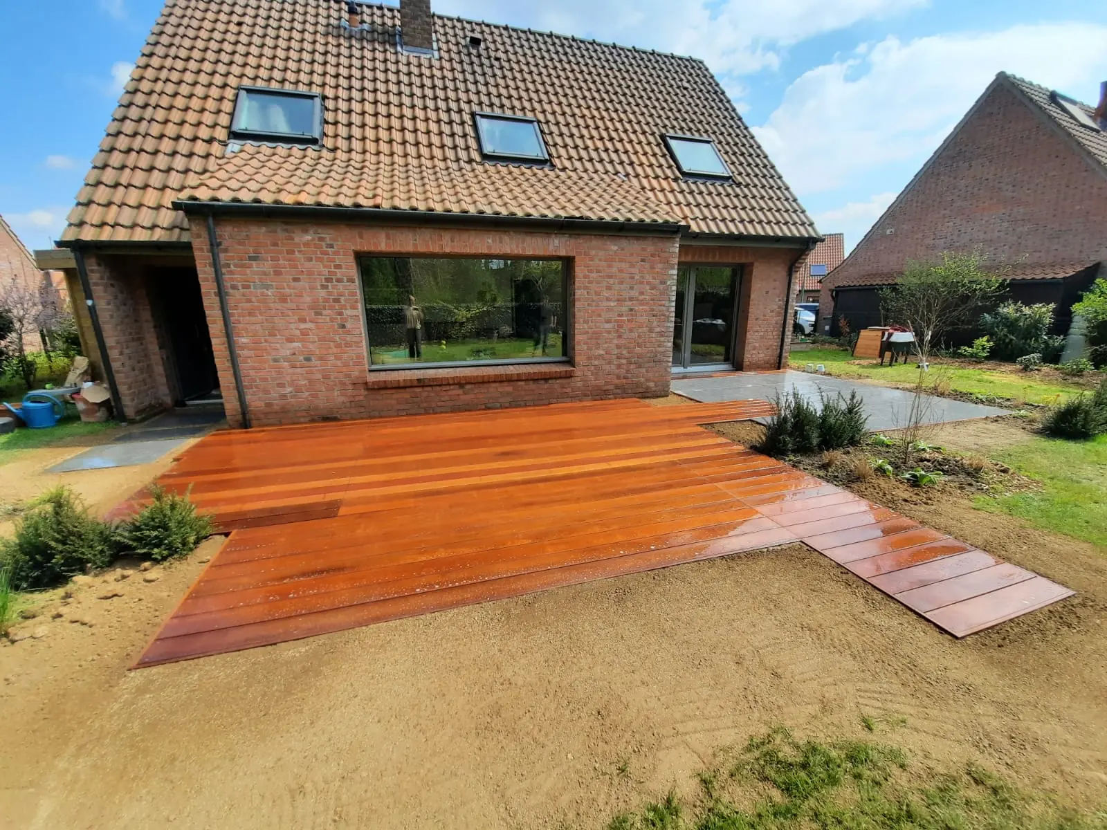 Terrasse en bois exotique prolongeant une maison