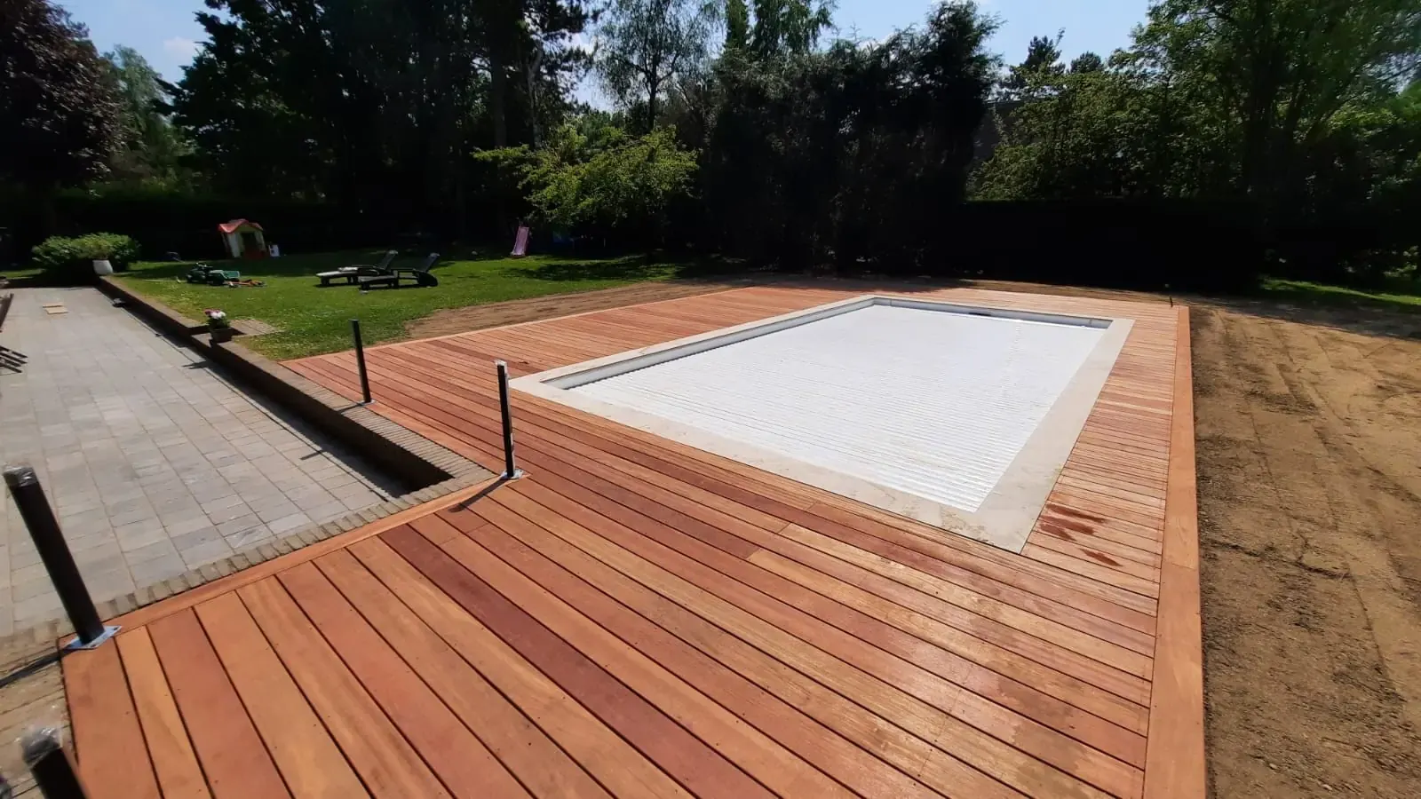 Terrasse en bois dessinée autour d’une piscine